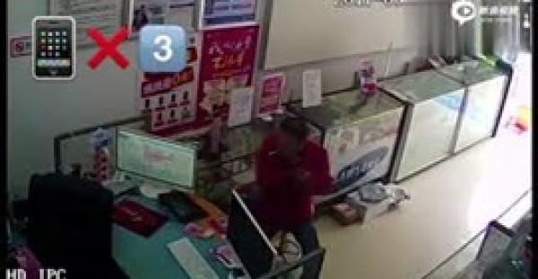 شاهد.. ماذا حدث ل"شفار منحوس" حاول سرقة نقود و3 هواتف من محل