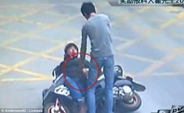 بالفيديو: لاعب كونغ فو ينتقم من سارق هاتفه بركلة واحدة