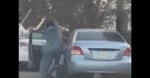 بالفيديو.. 4 باكستانيين يلقنون سعوديا «علقة ساخنة» بأحد شوارع الرياض