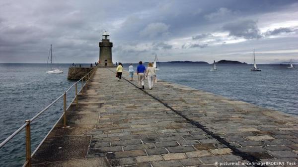 فك لغز المنزل الذي عام وحده من كندا لإيرلندا!