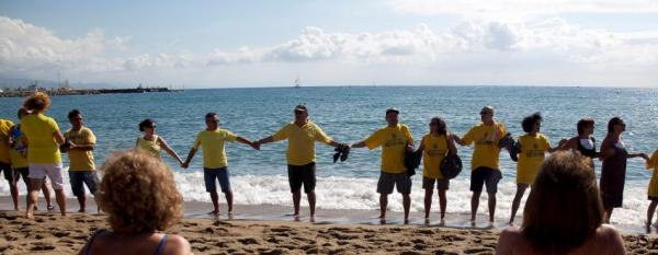 بالصور.. برشلونة تنتفض ضد  "غزو السياح" .. مظاهرات و حشيان الهدرة و منع من الاستجمام بمياه البحر