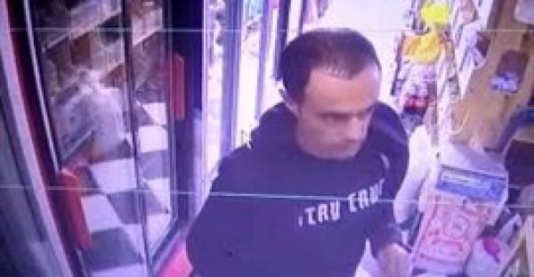 لص يسرق دكانا مستغلا انشغال البائع (فيديو)