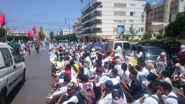 على خطى التعليم... "التعاقد" يدفع الطلبة الممرضين والممرضات للاحتجاج أمام وزارة الصحة والبرلمان (صور)