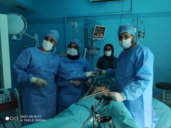 فريق طبي وتمريضي يُجري عملية جراحية دقيقة هي الأولى من نوعها بهذه الجهة