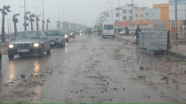 الأمواج الضخمة تضرب سواحل مدينتي سلا و الدارالبيضاء و تتسبب في هلع الساكنة (صور)