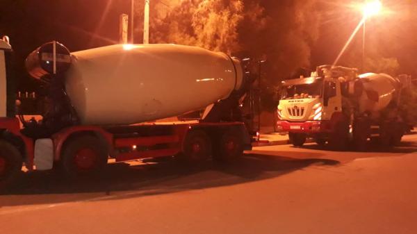 السلطات المحلية و الأمنية بقصبة تادلة تحجز شاحنتين مجهزتين بآليات لتزويد بناءات عشوائية  و إتلاف 17 طن من الخليط