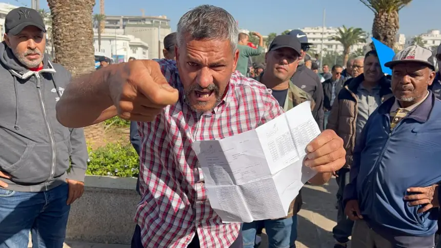 طاكسيات "دايرين الروينة" أمام ولاية الدار البيضاء ويطالبون الوالي مهيدية بالخروج إليهم