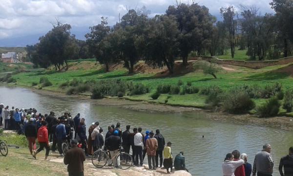 مُفجع .. سقوط سيارة عائلة مغربية بنهر وشبان يبحثون عنها وهذه التفاصيل (صور)