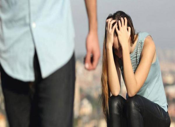 عقابا له على خيانتها..سيدة تختطف عشيقة زوجها وتعذبها وتغتصبها وتصورها عارية بحضوره