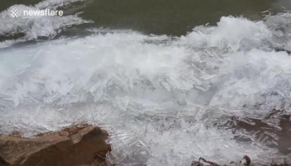 بالفيديو: بحيرة من الجليد تتحول إلى شظايا خلال دقائق