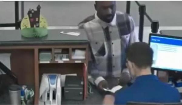 بالفيديو: لص يسطو على بنك باستخدام ورقة