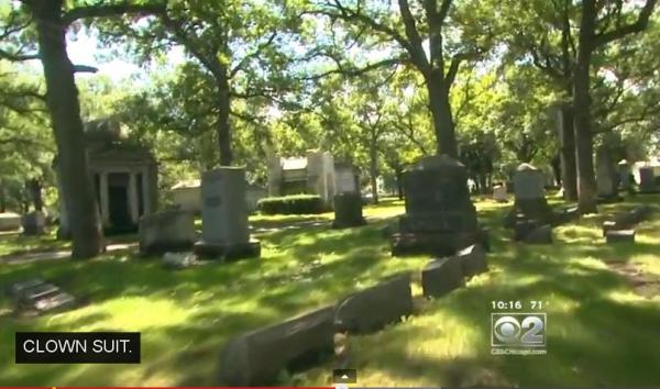 بالفيديو: مهرج يتجول داخل مقبرة يثير الرعب في شيكاغو