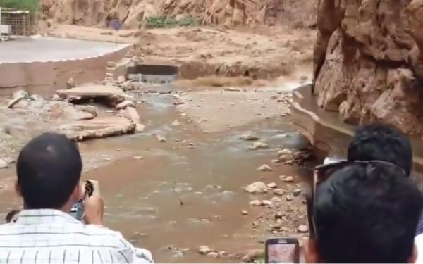 شاهد .. الفيضان الغير المسبوق لوادي توادغى وهو يخترق المضايق والواحة