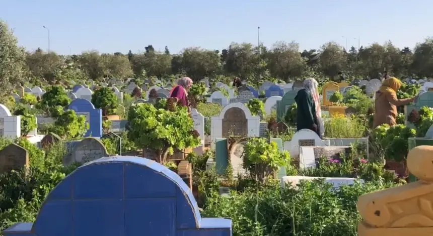 مغاربة يحيون تقليد زيارة المقابر في 27 رمضان للترحم على ذويهم بمقبرة الرحمة بالبيضاء