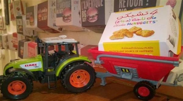 بالصور: عاشق "ماكدونالدز" يسافر حول العالم لجمع صناديق وجباتها