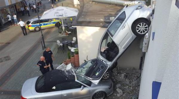 بالصورة: مصير سيارة فقدت امرأة السيطرة عليها