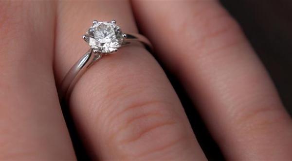 عمليات تجميل لليدين من أجل "سيلفي خاتم الخطوبة  بكلفة 1200 دولار"