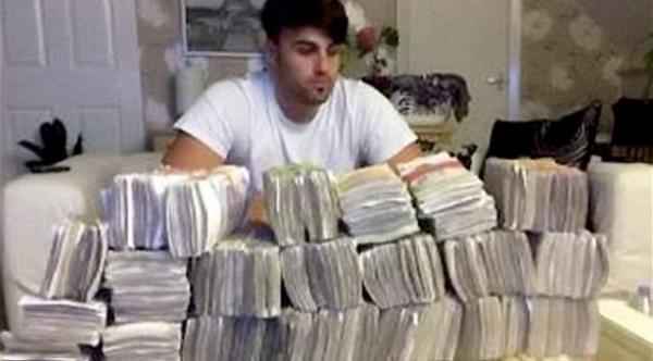 اعتقال تاجر مخدرات نشر صورته مع أكوام النقود على تويتر