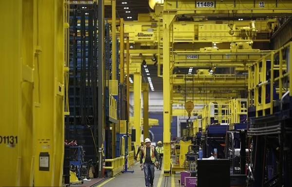 إيلون ماسك يحظر استخدام ملابس السلامة ذات اللون الأصفر