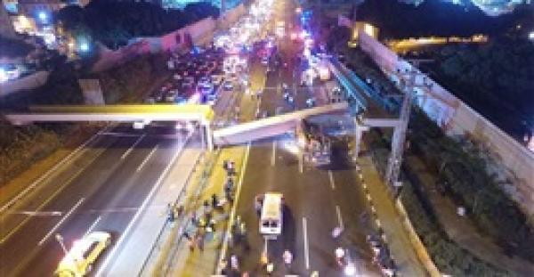 بالفيديو.. لحظة انهيار جسر فوق شاحنة إسرائيلية