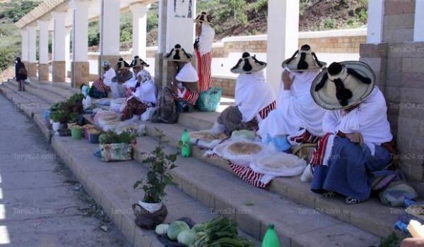 المغرب ; نساء بـ"عروس الشمال" يستقبلن المسافرين .. بصل وجبن وعطور