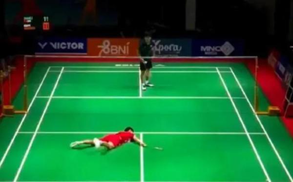 سكتة قلبية تُنهي حياة لاعب صيني خلال بطولة آسيا لكرة الريشة(فيديو)