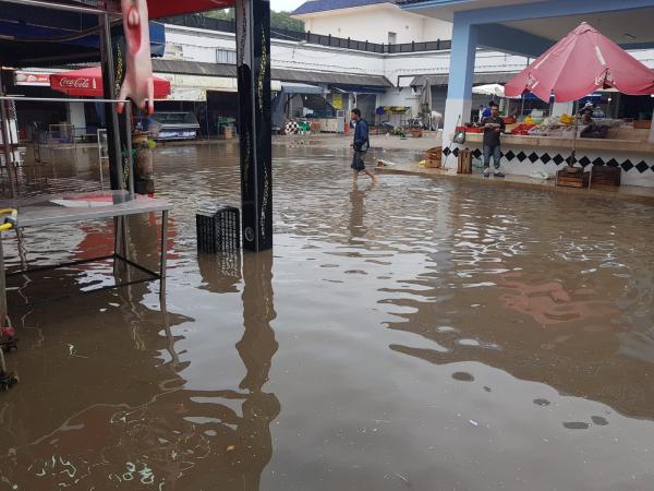 بالصور.. أمطار عاصفية تغرق شوارع السعيدية والسلطات المحلية تتدخل