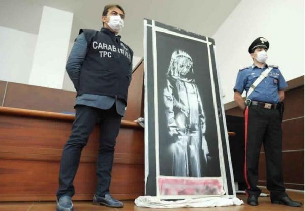 فرنسا تعتقل ستة أشخاص بشأن سرقة جدارية لبانكسي