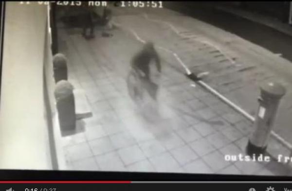 بالفيديو: راكب دراجة يسرق حقيبة امرأة بعيد جنازة والدها