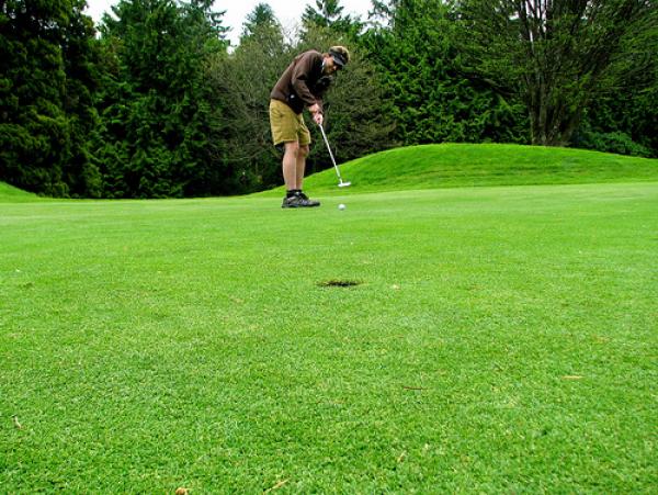 إماراتي يتبرع على عمال كولف بيتش ب 60 مليون سنتيم والمدير يسطو عليها