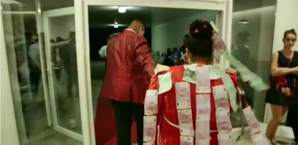 بالفيديو...عرس باذخ والسماء تمطر ذهبًا وأوراقًا مالية