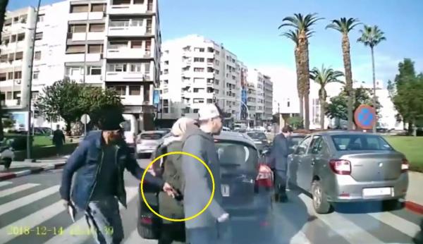 شاهد ..مُسن يسرق هاتف زوجان بممر الراجلين دون أن يشعرا به