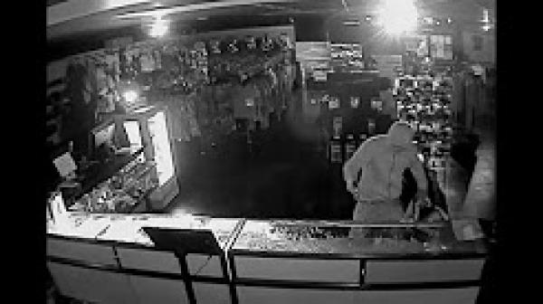 شاهد: اقتحام وسرقة متجر لبيع الأسلحة في الولايات المتحدة الأمريكية