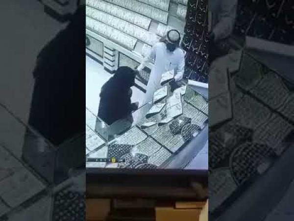 امرأة تسرق طقما ذهبيا بعدما غافلت البائع وتخفيه في عباءتها