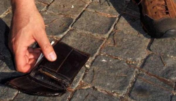 مرة أخرى.. أمانة مهاجر مغربي بإيطاليا تدفعه لتسليم محفظة نقود ورد فعل غريب من صاحبها!