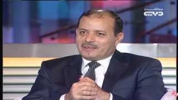 وزير مصري يتحرش بمذيعه في مقابله على الهواء