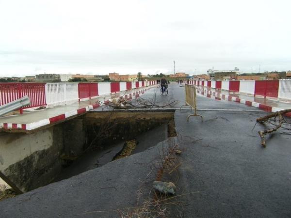 المطالبة بفتح تحقيق عاجل حول انهيار القناطر وتلاشي الطرق الجديدة بالمناطق المتضررة من الفيضانات