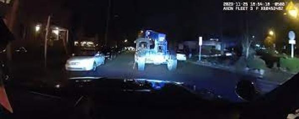 الشرطة تطارد  طفلا يقود شاحنة مسروقة.. والخسائر فادحة(فيديو)