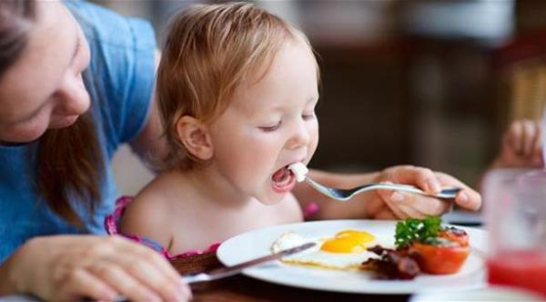 متى يأكل الطفل طعام الكبار؟
