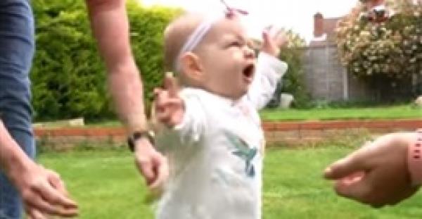 طفلة عمرها ستة أشهر يمكنها المشي (فيديو)