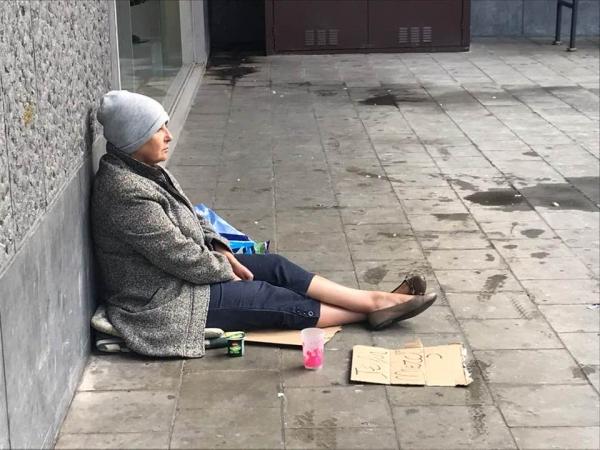 برلمانية بلجيكية من أصل مغربي تتحول إلى متسولة في شوارع بروكسيل