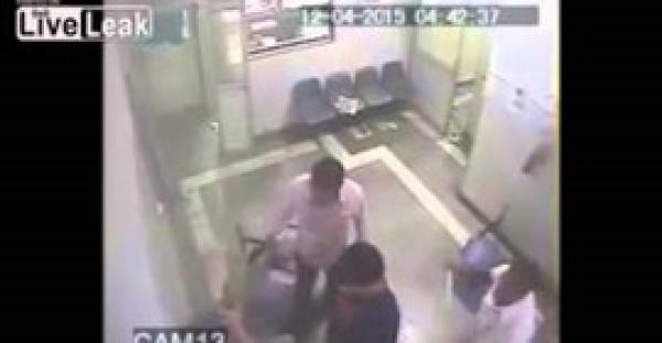 بالفيديو.. «علقة ساخنة» لطبيب وممرضة فشلا في إنقاذ حياة عجوز