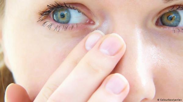 أفضل الطرق للتخلص من الأجسام الدخيلة على العين!