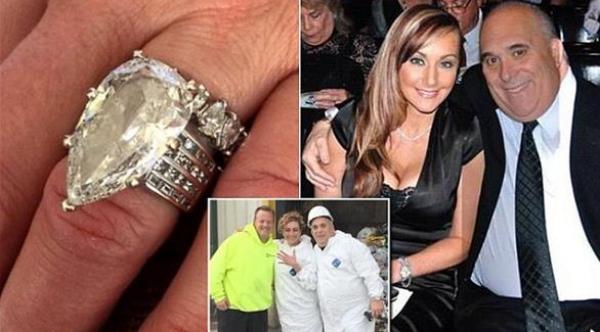 رجل ألقى خاتم ألماس بقيمة 400 ألف دولار بالقمامة