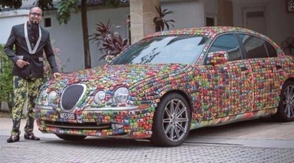 بالفيديو: رجل أعمال يزيّن "جاغوار" فاخرة بـ 4600 سيارة صغيرة