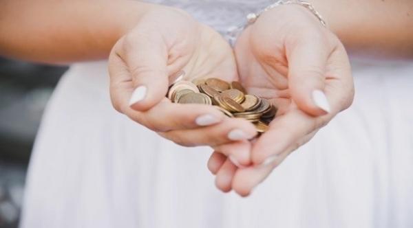 عروس تتعرض لانتقادت شديدة بعدما فرضت رسوما على الضيوف لحضور حفل زفافها