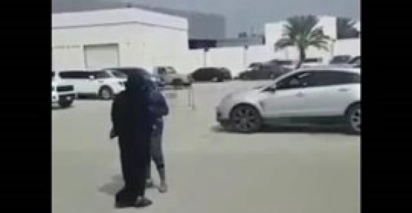 اماراتي  غاضب يعتدي على زوجته والشرطة