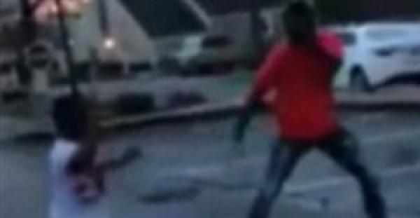 بالفيديو .. قزم يتغلب على رجل ضعف حجمه