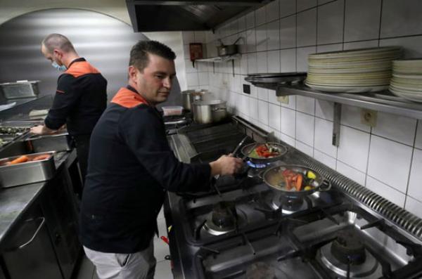 "كارافانات" الطعام ...طريقة للحفاظ على استمرار تقديم الوجبات السريعة أثناء الإغلاق ببلجيكا