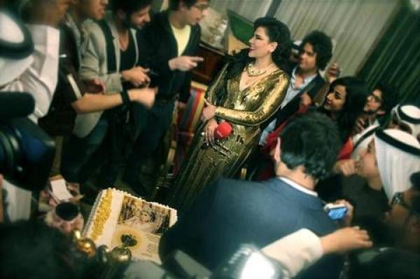 بالفيديو ... أحلام ترصع كعكة عيد ميلادها بالذهب